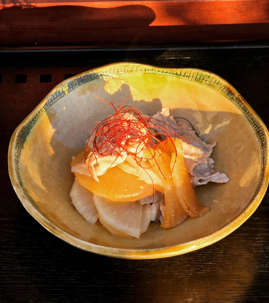 【大根】　　　　大根の美味しい季節になりました。食材には体を温めるもの、冷やすもの等がありますが、大根は体の余分な熱を冷ます性質があります。大根には免疫力を高めるはたらきがあり、のどの不快感、咳、口内炎、風邪やインフルエンザの予防、糖尿病の初期に起こるのどの乾きにも効果があります。寒い冬には、温める食材（生姜、鶏肉など）と組み合わせるとバランスが取れ、温めて召し上がることをおすすめします。