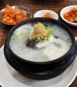 【烏骨鶏参鶏湯】